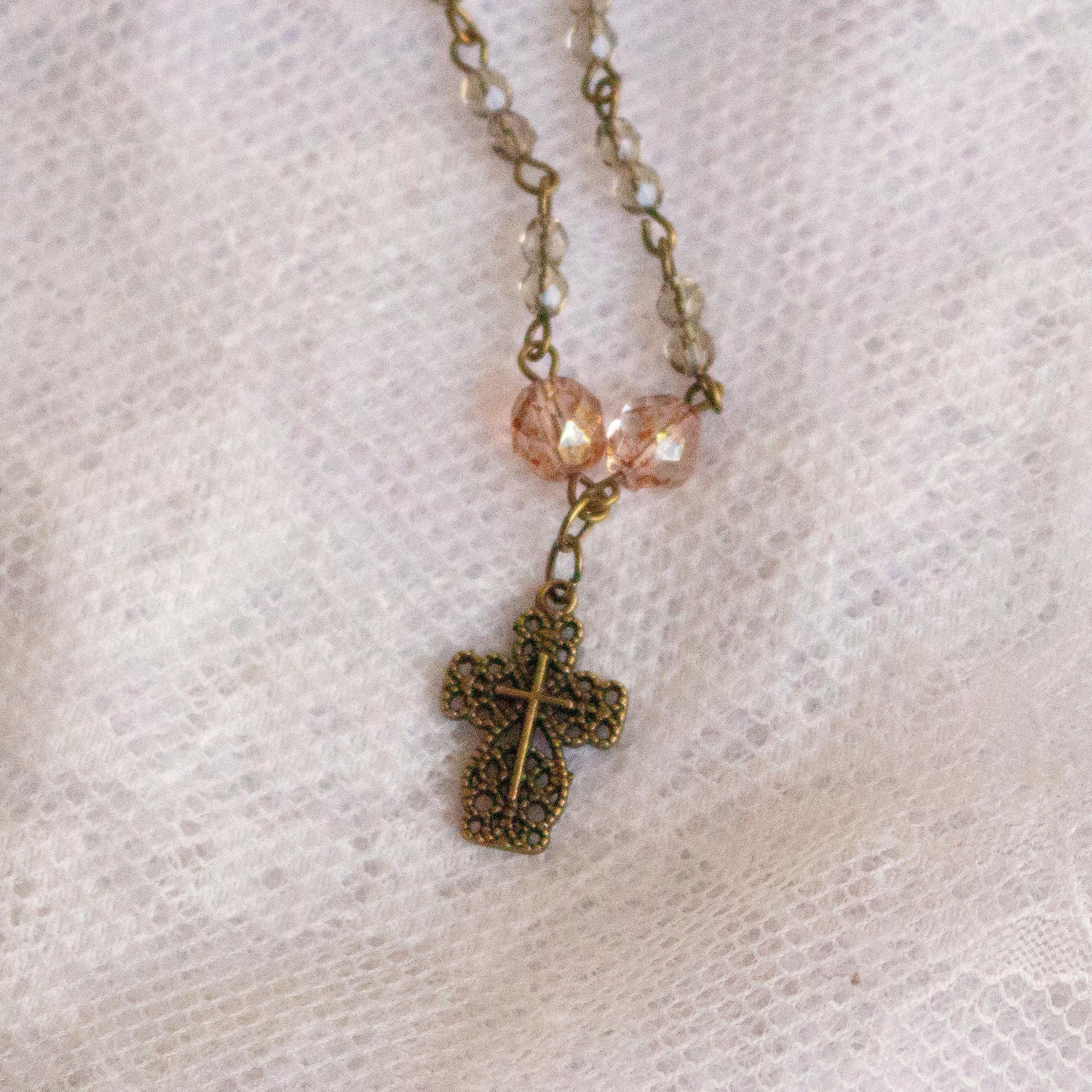 Vintage-Inspired Faceted Glass Beaded Cross Necklace – Rosary Style Religious Jewelry