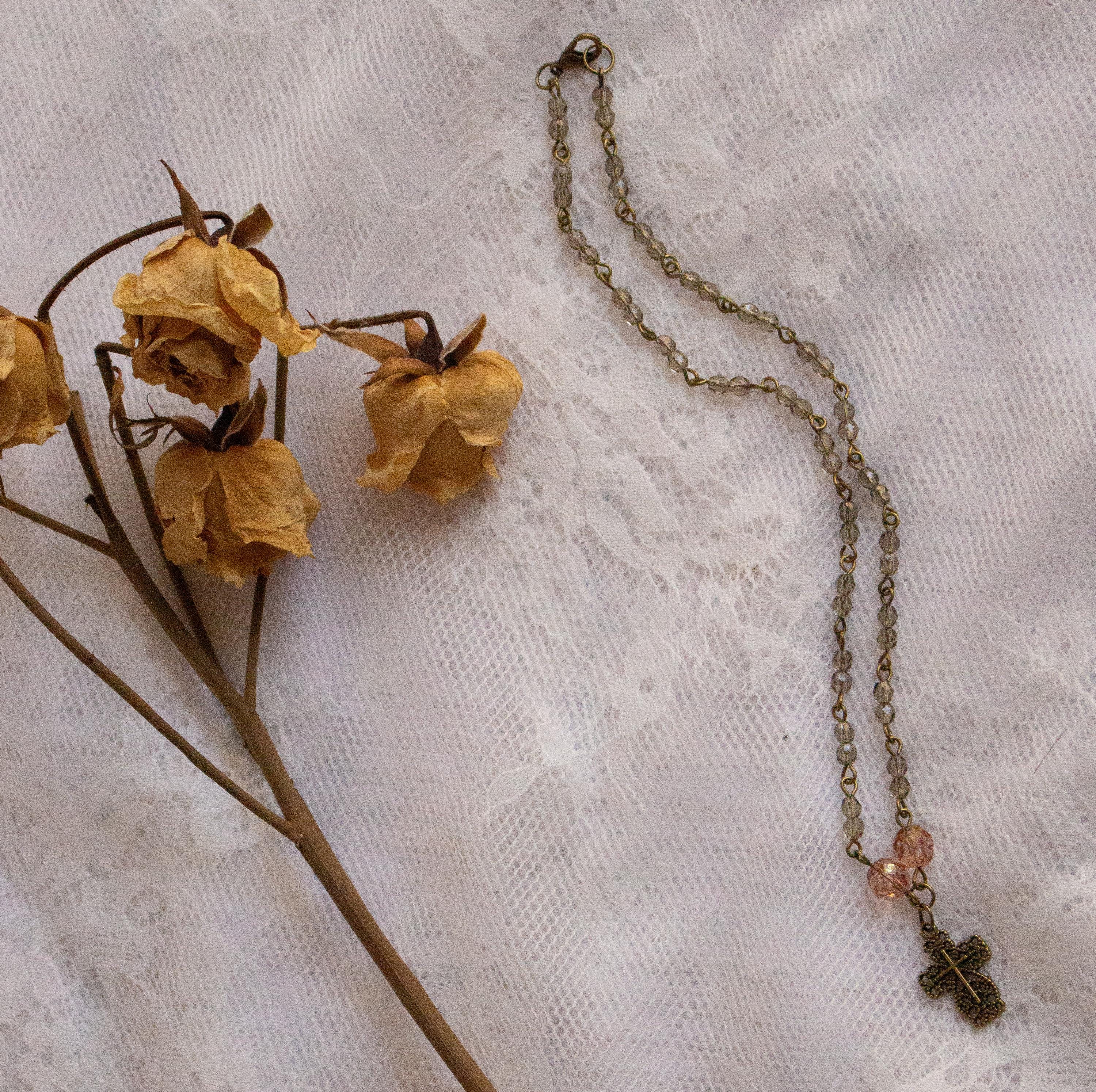 Vintage-Inspired Faceted Glass Beaded Cross Necklace – Rosary Style Religious Jewelry