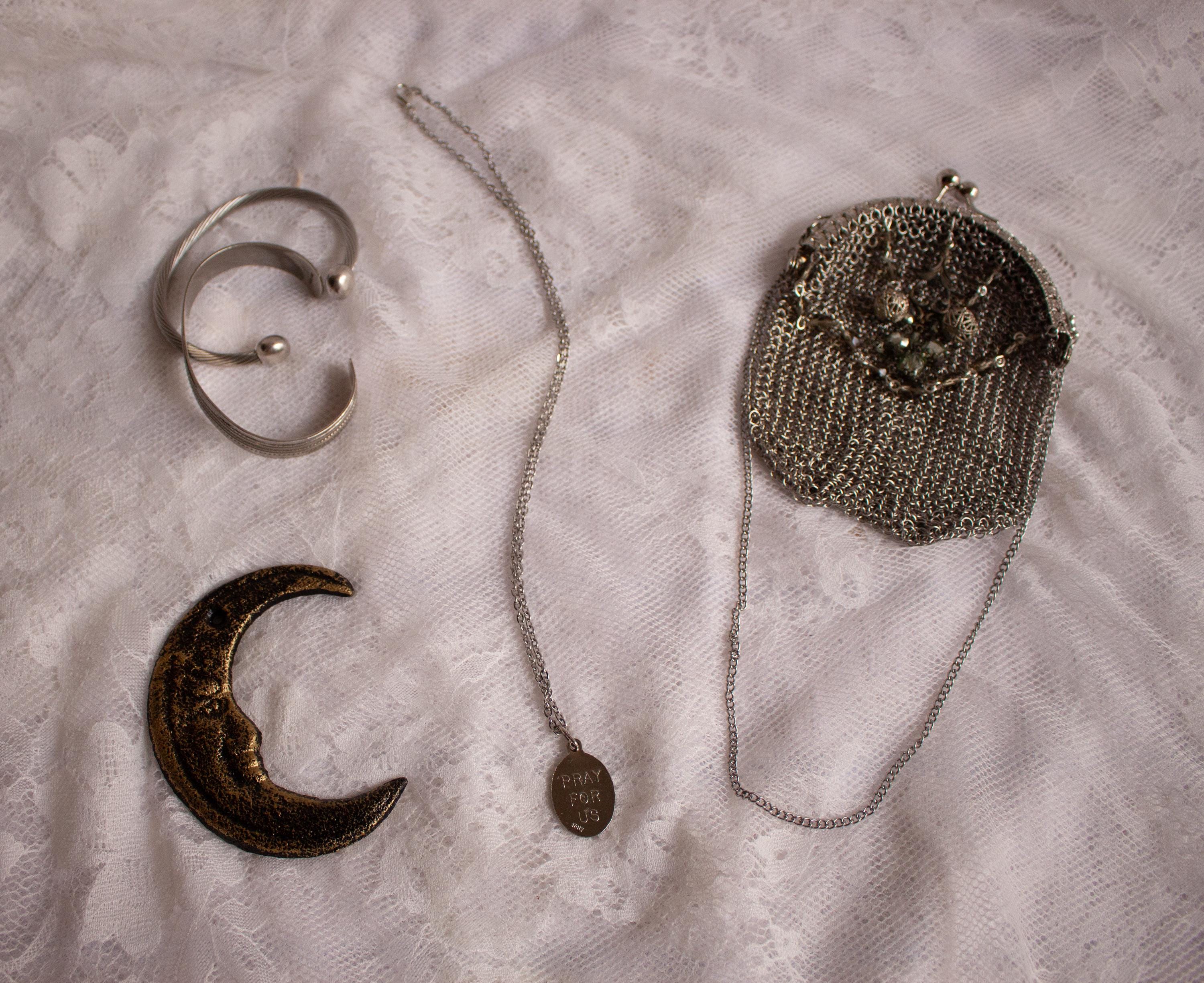 Vintage Inspired St. Patrick Pendant Necklace – Irish Heritage and Luck Jewelry